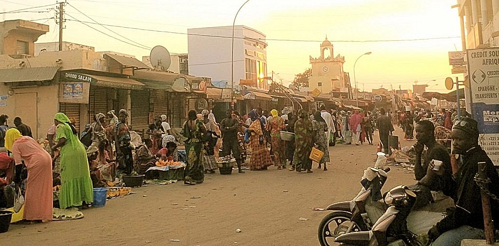 Une rue du marché de Kaolack.